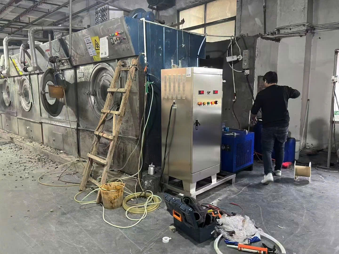 may-ozone-tich-hop-he-thong-may-giat-quan-jean